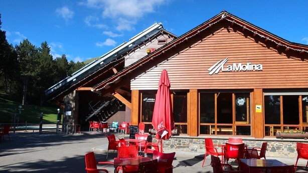 Un bâtiment en bois sur lequel on peut lire l’inscription « La Molina ».
