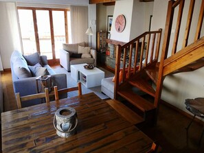 Een televisie en een open haard