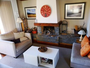 Een televisie en een open haard