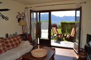 TV, fireplace - Apartment 3 rooms Fireplace, Private Garden & Cadí Views (Ger)