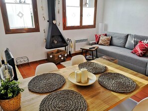 Televisión y chimenea 