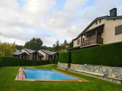 Ground Floor 1 room Pool, Fireplace & Private Garden