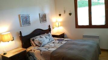 1 slaapkamer, een strijkplank/strijkijzer