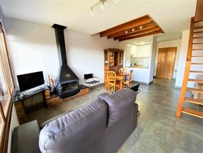 Televisie, een open haard en een stereo