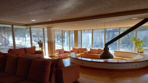A spacious living area with a large sofa, a coffee table, and a fireplace. - Duplex 3 Bed Parking, Ski Storage & Games Room (La Molina)