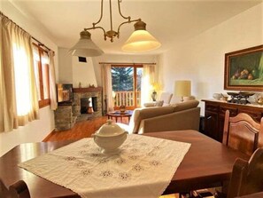 Télévision, cheminée