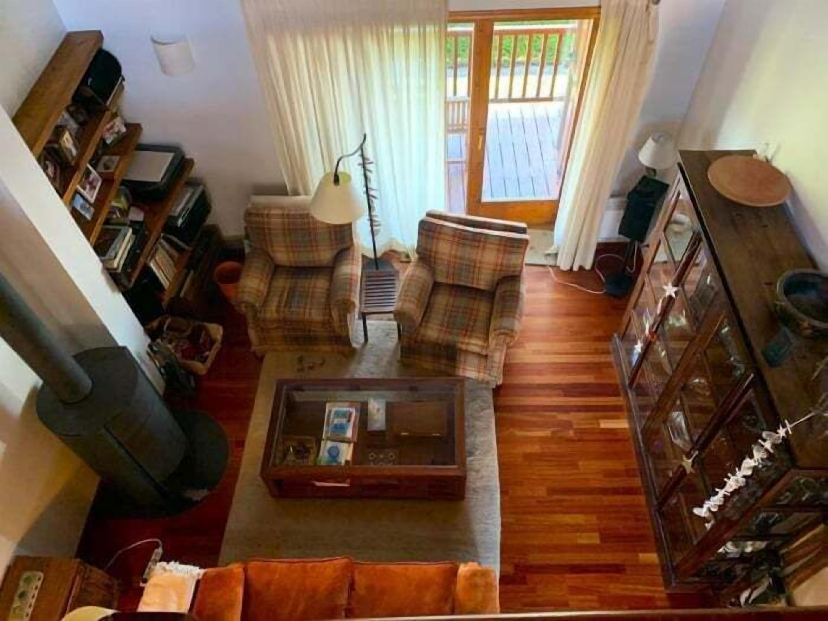 Televisión, chimenea y estéreo 