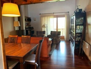 Una televisión, una chimenea, un reproductor estéreo