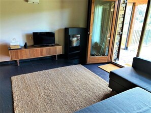 Televisión y chimenea 