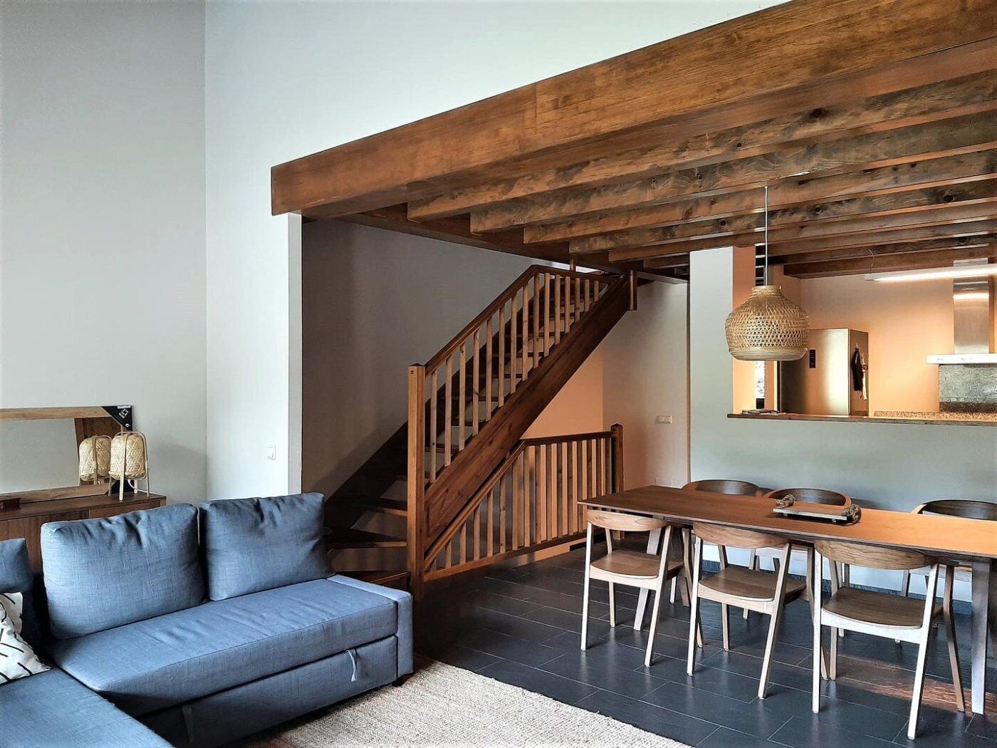 Een televisie en een open haard