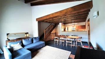 Een televisie en een open haard