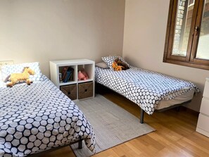 4 habitaciones y tabla de planchar con plancha 