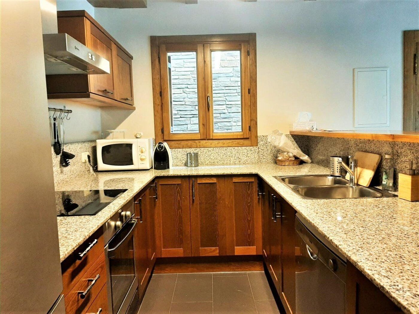 Een koelkast, een magnetron, een oven, een vaatwasser