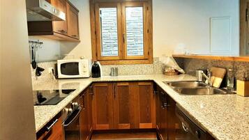 Een koelkast, een magnetron, een oven, een vaatwasser