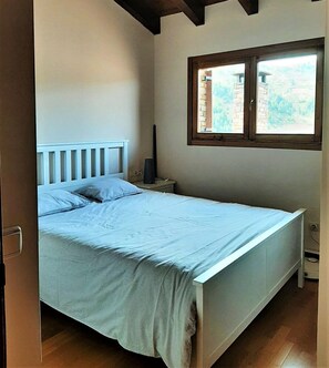 4 bedrooms, iron/ironing board