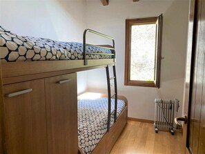 4 عدّة غرف نوم ومكواة/لوح كي