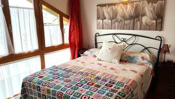 4 bedrooms, iron/ironing board, Internet, bed sheets