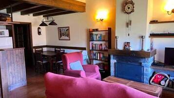 Een televisie en een open haard