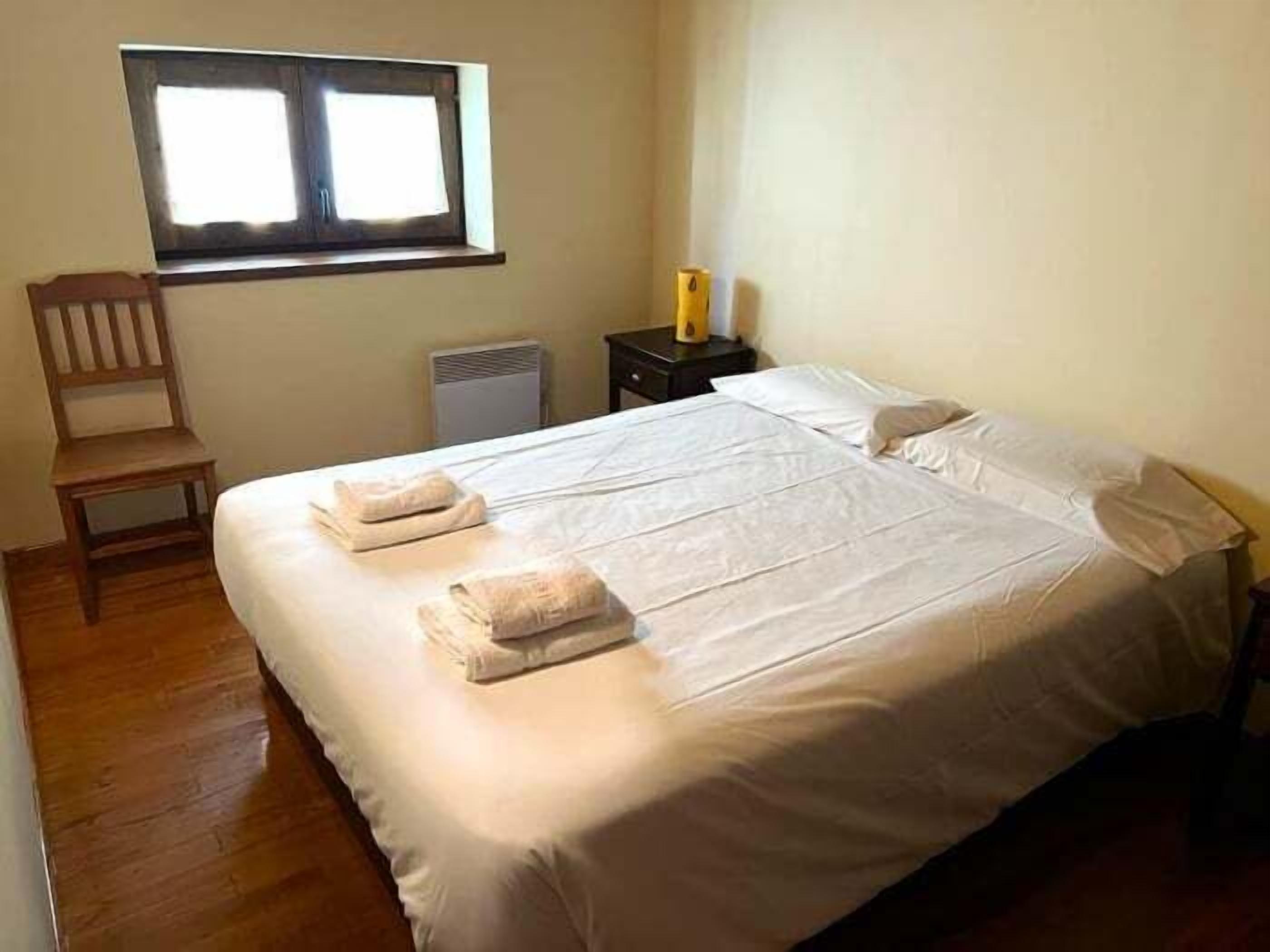 3 habitaciones y tabla de planchar con plancha 