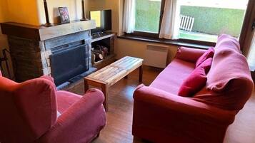 Een televisie en een open haard