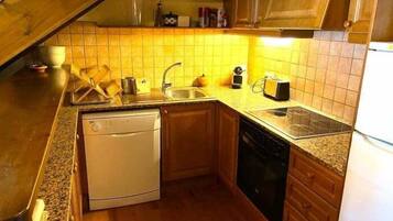 Een koelkast, een magnetron, een oven, een vaatwasser