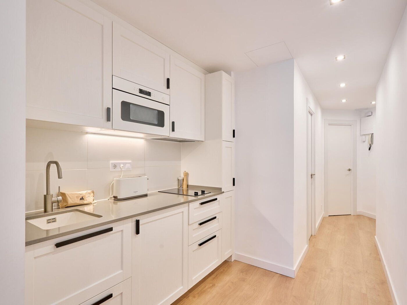 Réfrigérateur, micro-ondes, grille-pain