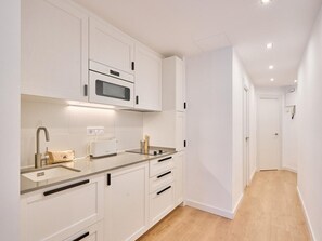 冷蔵庫、電子レンジ、トースター