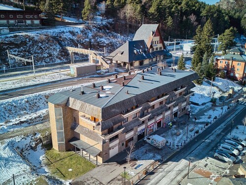 Apartment 2 rooms Views, Wi-Fi, 4km from Lifts and Train Station