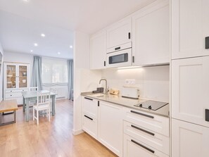 冷蔵庫、電子レンジ、トースター