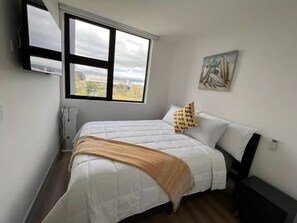 2 soverom, skrivebord, strykejern/-brett og wi-fi (inkludert)