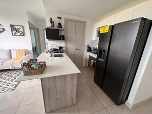 Réfrigérateur, un four, surface de cuisson