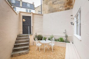 Outdoor dining - Magnificent City Centre Townhouse (Bath)