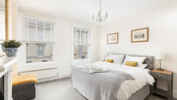 5 slaapkamers, een bureau, een strijkplank/strijkijzer, reisbedje