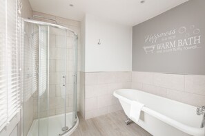 Combined shower/tub, hair dryer, towels