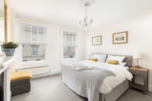5 Schlafzimmer, Zimmersafe, Schreibtisch, Bügeleisen/Bügelbrett
