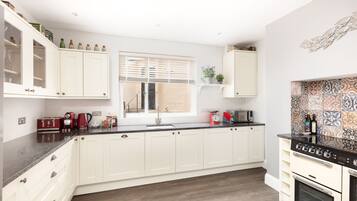 Coffee/tea maker, fridge, microwave, oven