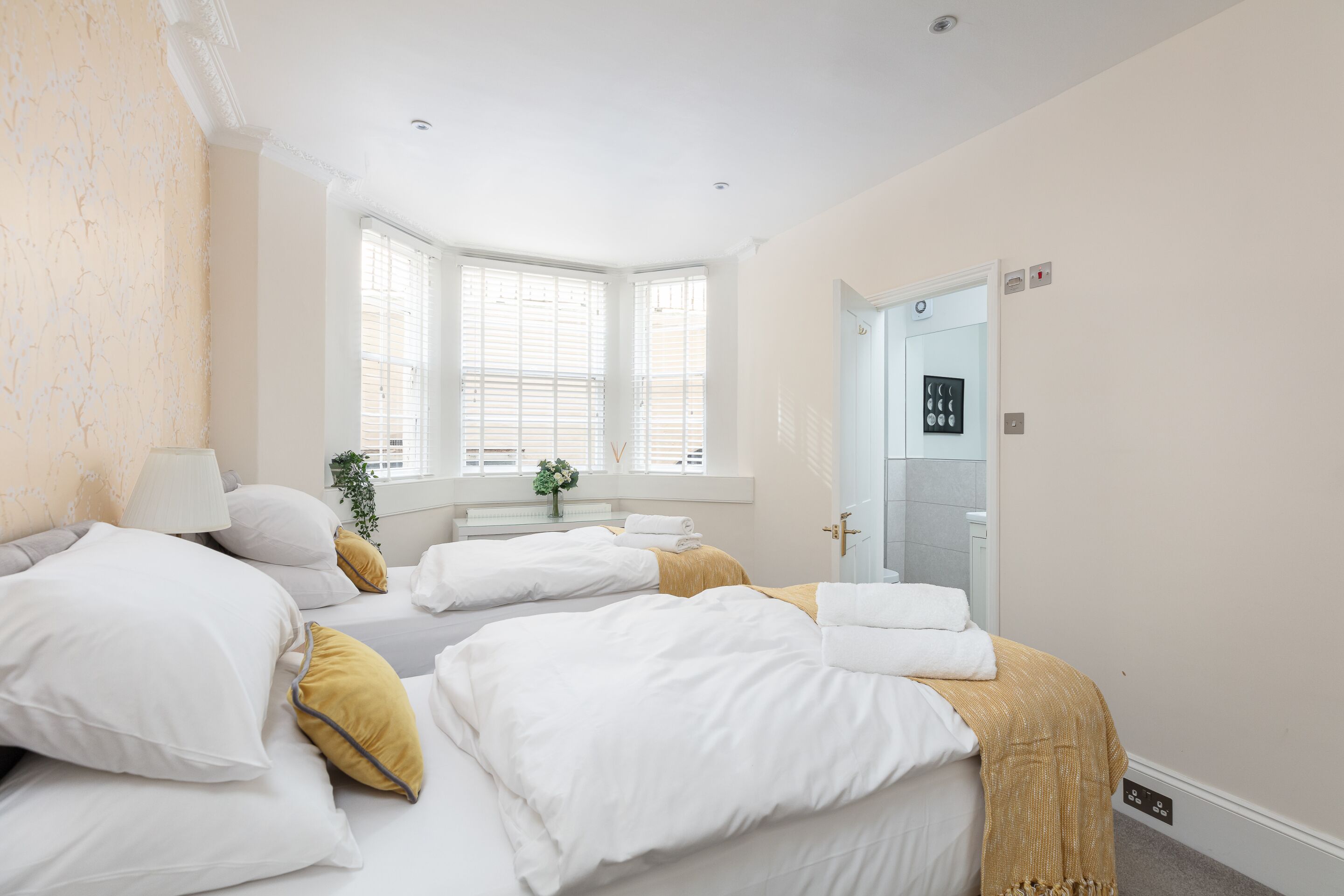 5 bedrooms, in-room safe, desk, iron/ironing board