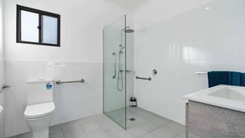 Douche, sèche-cheveux, serviettes fournies