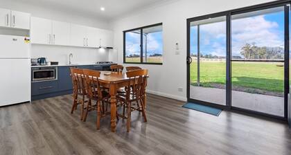 Glenowrie Cottage - 1 King, 2 Singles - Near Cadia
