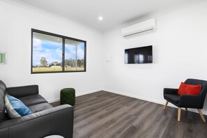 Una televisión, una oficina