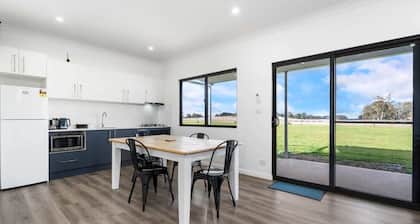 Glenowrie Cottage - 1 King, 2 Singles Near Cadia