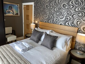 1 bedroom, Egyptian cotton sheets, premium bedding, desk - Halvard Apartments at Castletown (Castletown)