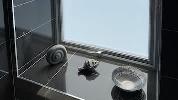 Apartamento superluxo | Banheiro | Produtos de toalete de grife, secador de cabelo, chinelos