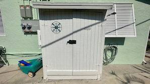 Una caixa de serveis amb un logotip circular, un senyal que diu "LAUNDRY" i un cable enrotllat a prop.