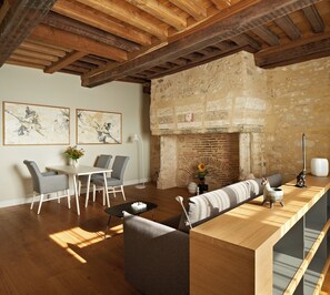 Comfort Suite, 2 Bedrooms | Premium bedding, free minibar, individually decorated - Hotel Le Chevalier Bleu (Monpazier)