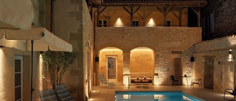 Een seizoensgebonden buitenzwembad, parasols voor strand/zwembad