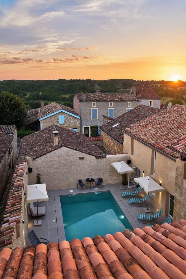 Seasonal outdoor pool, open 9:00 AM to 8:00 PM, pool umbrellas - Hotel Le Chevalier Bleu (Monpazier)
