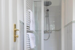 Douche, sĂšche-cheveux