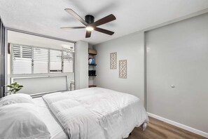 2 slaapkamers, een bureau, een strijkplank/strijkijzer, wifi