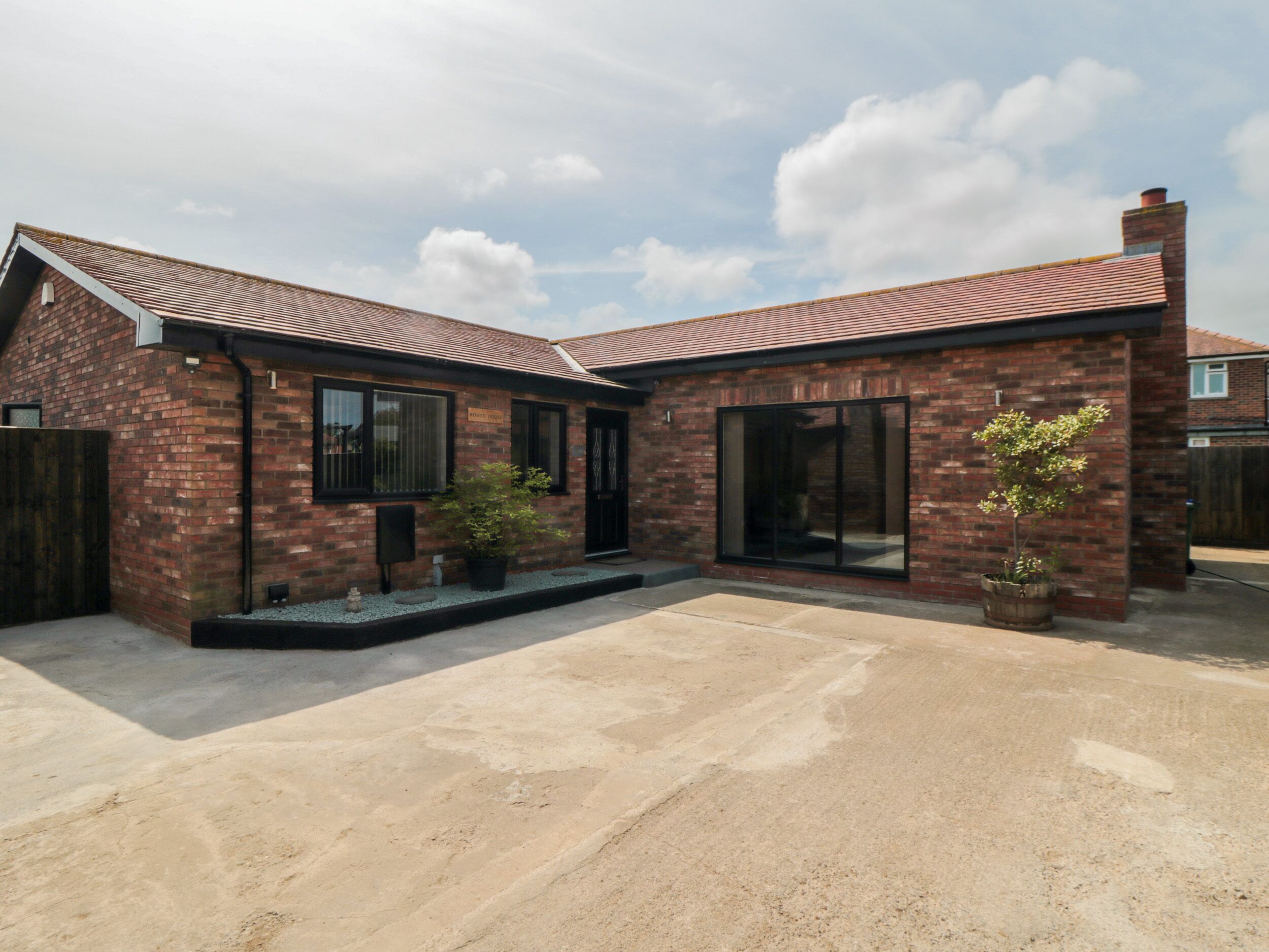 31A THE GREEN, pet friendly, with open fire in Scalby